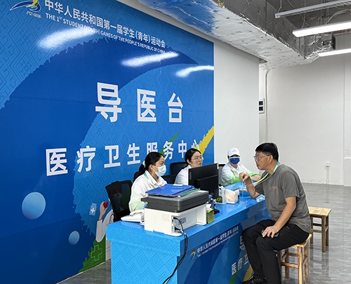 村內(nèi)住客在醫(yī)療衛(wèi)生服務(wù)中心導(dǎo)醫(yī)臺(tái)問診。人民網(wǎng)記者 歐興榮攝