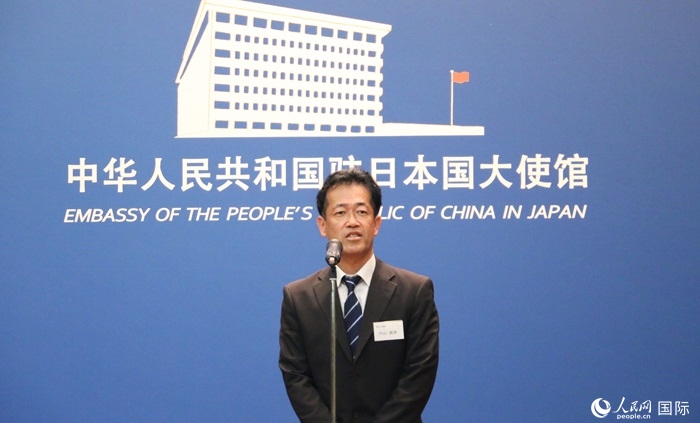 導(dǎo)師代表、東京大學(xué)教授內(nèi)山真伸發(fā)表致辭。人民網(wǎng) 許可攝