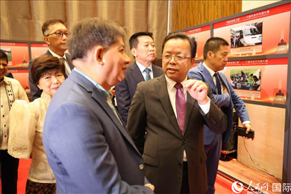 論壇期間配套舉行“‘擺脫貧困之路’——寧德扶貧開發(fā)圖片展”。人民網(wǎng)記者樊帆 攝