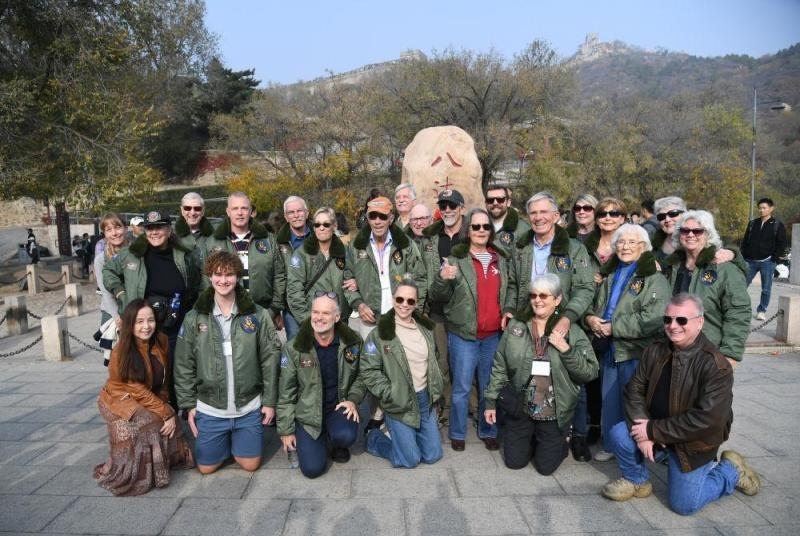 2023年10月29日，美國飛虎隊老兵莫耶一行人在北京八達嶺長城合影留念。