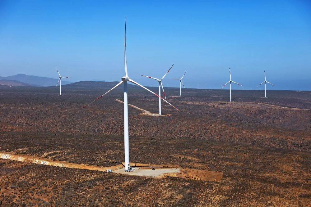 這是2023年2月14日拍攝的位于智利中部沿海的蓬塔謝拉風(fēng)電場(chǎng)。蓬塔謝拉風(fēng)電場(chǎng)是中國在智利投資建設(shè)的首個(gè)風(fēng)電場(chǎng)，2018年正式投產(chǎn)發(fā)電，可滿足13萬戶家庭的用電需求，同時(shí)每年還能減少15.7萬噸碳排放。