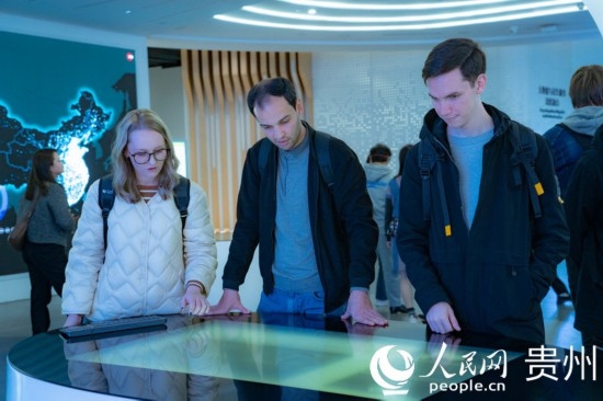 在國家大數(shù)據(jù)（貴州）綜合試驗(yàn)區(qū)交流體驗(yàn)中心，歐亞國家記者體驗(yàn)貴州大數(shù)據(jù)應(yīng)用場(chǎng)景。人民網(wǎng) 陽茜攝