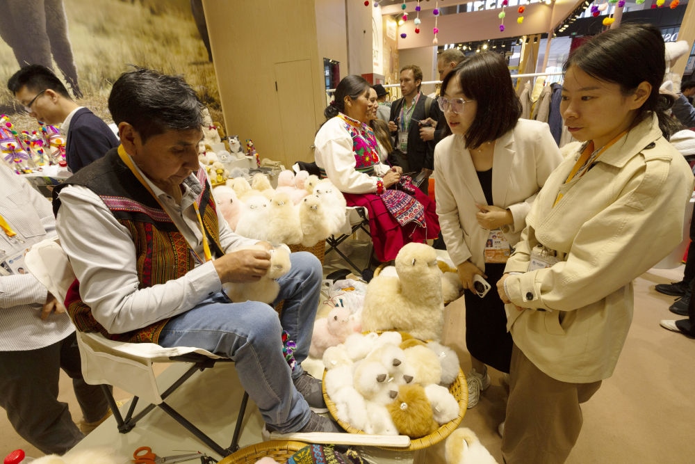 2023年11月7日，秘魯羊駝毛制品手藝人馬馬尼大叔在中國上海舉辦的第六屆進(jìn)博會(huì)上展示羊駝玩偶制作工藝。秘魯特色羊駝毛制品連續(xù)六屆在進(jìn)博會(huì)上亮相，收獲大量訂單。進(jìn)博會(huì)大舞臺(tái)讓秘魯傳統(tǒng)手藝人有了更廣闊的發(fā)展空間。