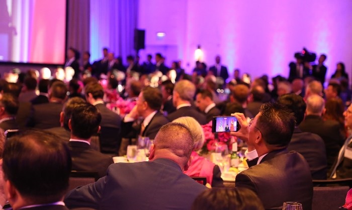 當(dāng)?shù)貢r(shí)間11月15日晚，國家主席習(xí)近平在美國舊金山出席美國友好團(tuán)體聯(lián)合舉行的歡迎宴會。在熱烈的掌聲中，習(xí)近平發(fā)表重要演講。圖為參加晚宴人士認(rèn)真聆聽演講。人民日報(bào)記者 李志偉 攝