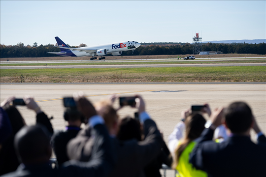 2023年11月8日，運送大熊貓的專機從美國弗吉尼亞州的華盛頓杜勒斯國際機場起飛。旅居美國的大熊貓“美香”“添添”和它們在華盛頓出生并長大的雄性幼崽“小奇跡”當天啟程返回中國。新華社記者 劉杰攝