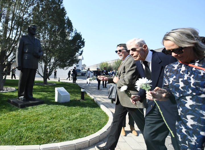 10月30日，在北京，飛虎隊老兵哈里·莫耶（中）向陳納德將軍雕像獻花。