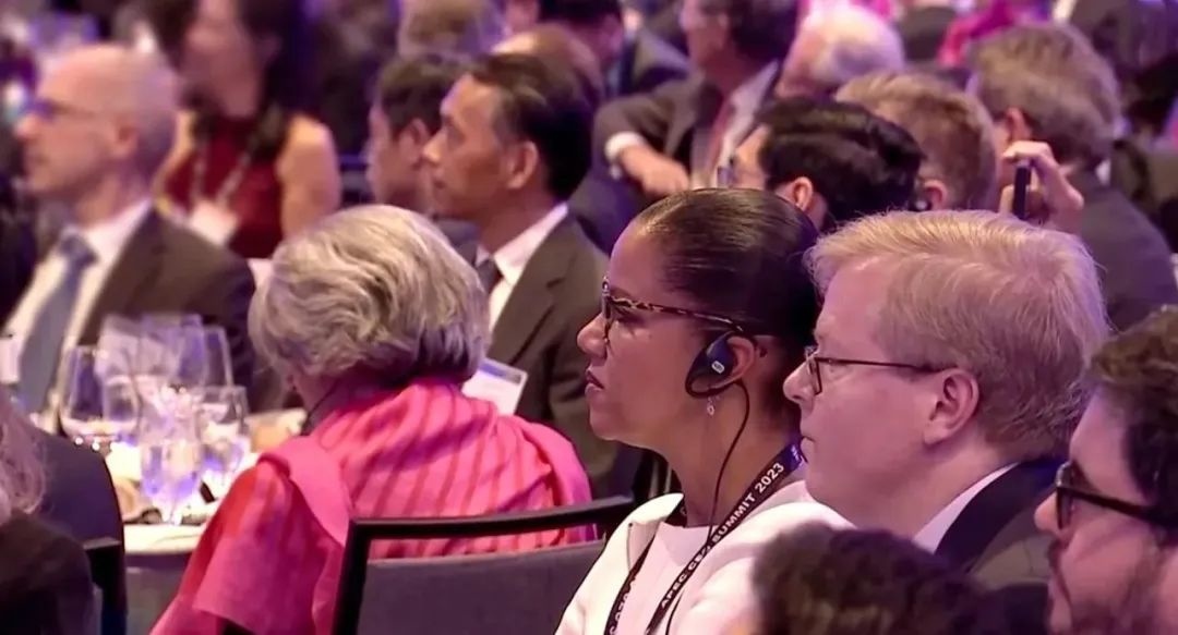 △參加宴會(huì)的人士認(rèn)真聆聽演講。