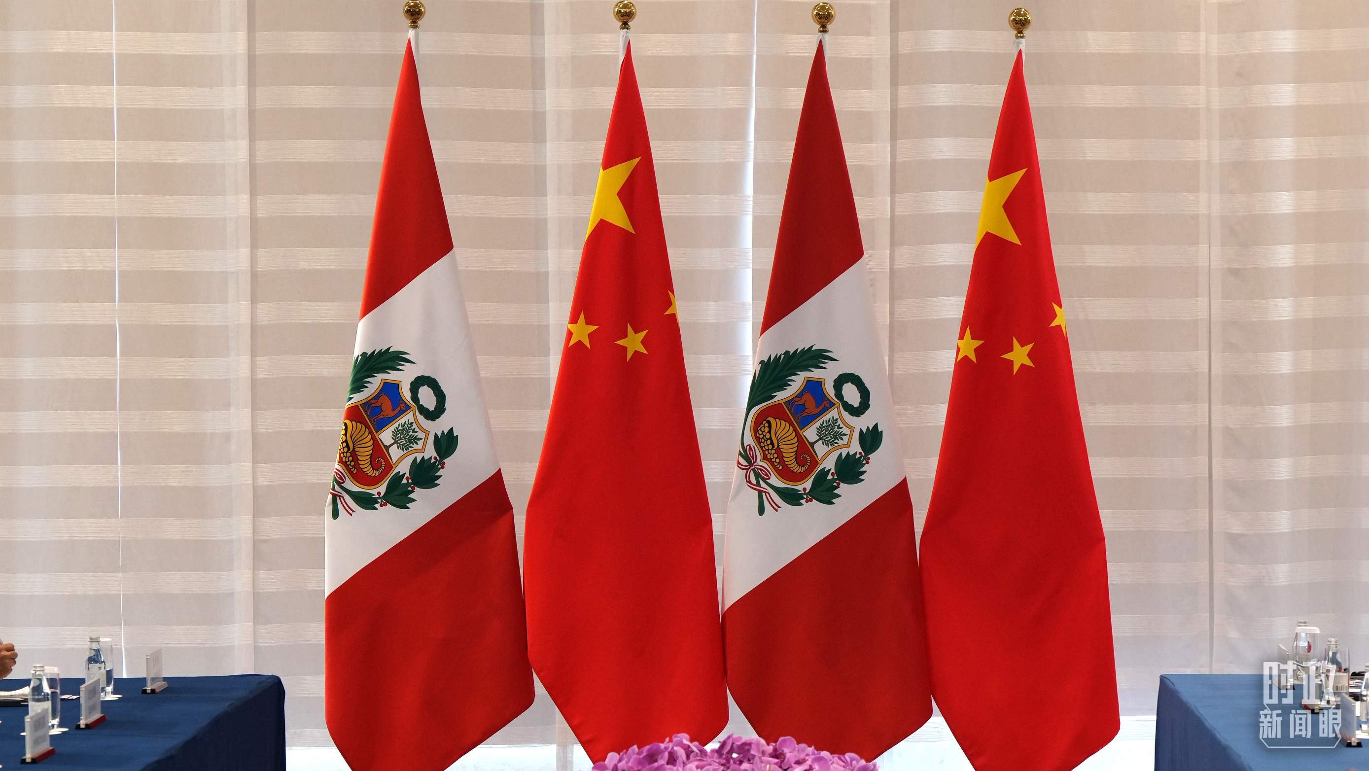 △會(huì)談現(xiàn)場(chǎng)的中秘兩國(guó)國(guó)旗。（總臺(tái)國(guó)廣記者李晉拍攝）