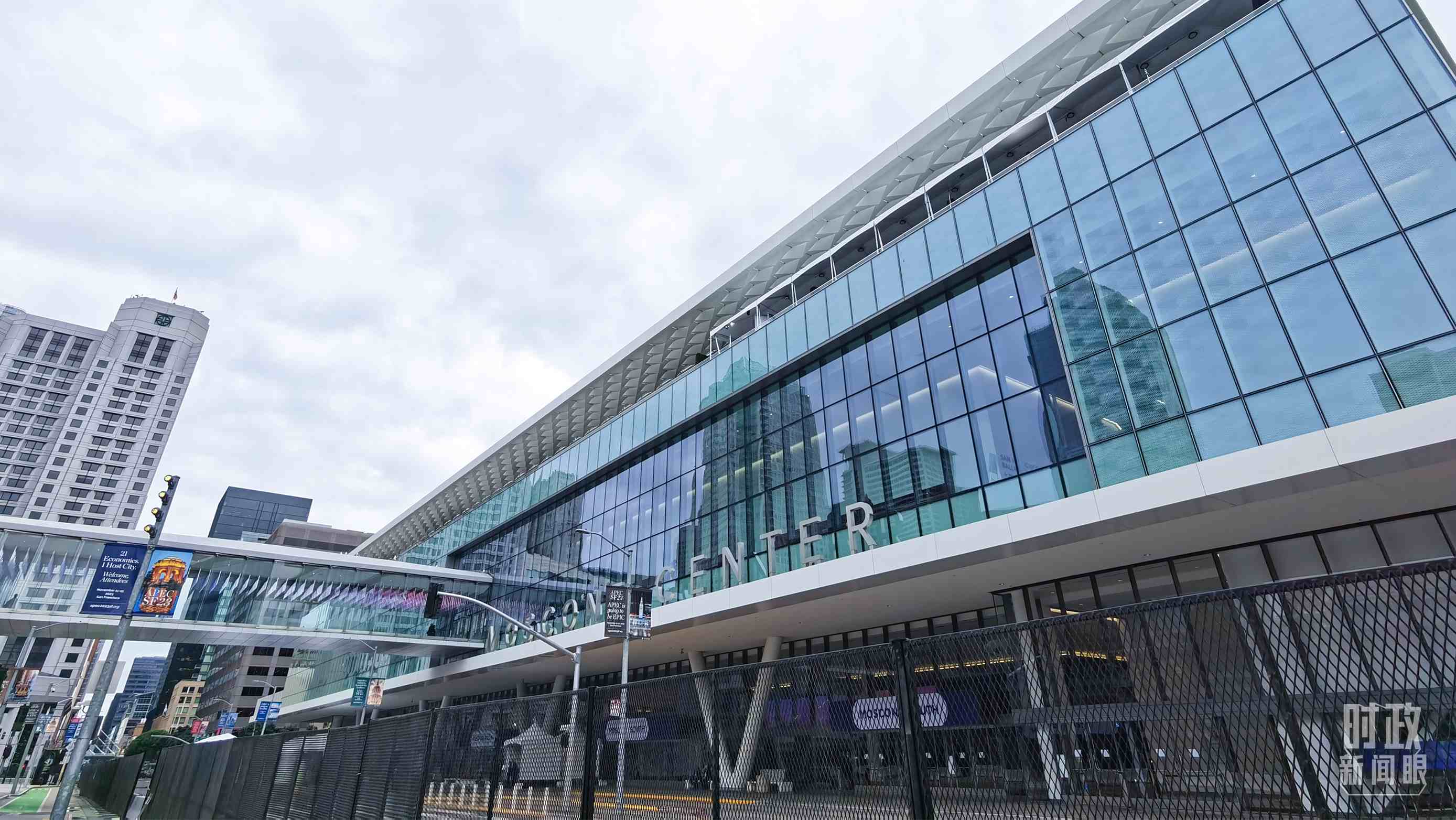 △美國(guó)舊金山，莫斯康中心，APEC第三十次領(lǐng)導(dǎo)人非正式會(huì)議在這里舉行。（總臺(tái)央視記者曹亞星拍攝）