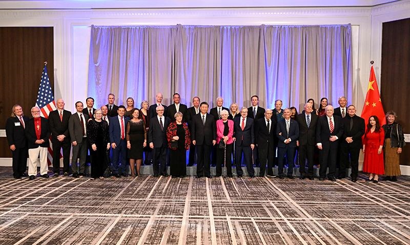 △當(dāng)?shù)貢r間11月15日晚，習(xí)近平主席在美國舊金山出席美國友好團體聯(lián)合舉行的歡迎宴會。這是宴會開始前，習(xí)近平主席同友好人士代表親切交談并合影留念。