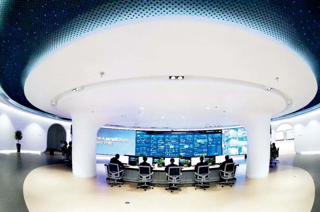 2021年2月2日，江西省撫州市東鄉(xiāng)區(qū)城市大腦指揮中心，工作人員通過城市大腦指揮平臺實時監(jiān)控、抓取、分析相關案件。