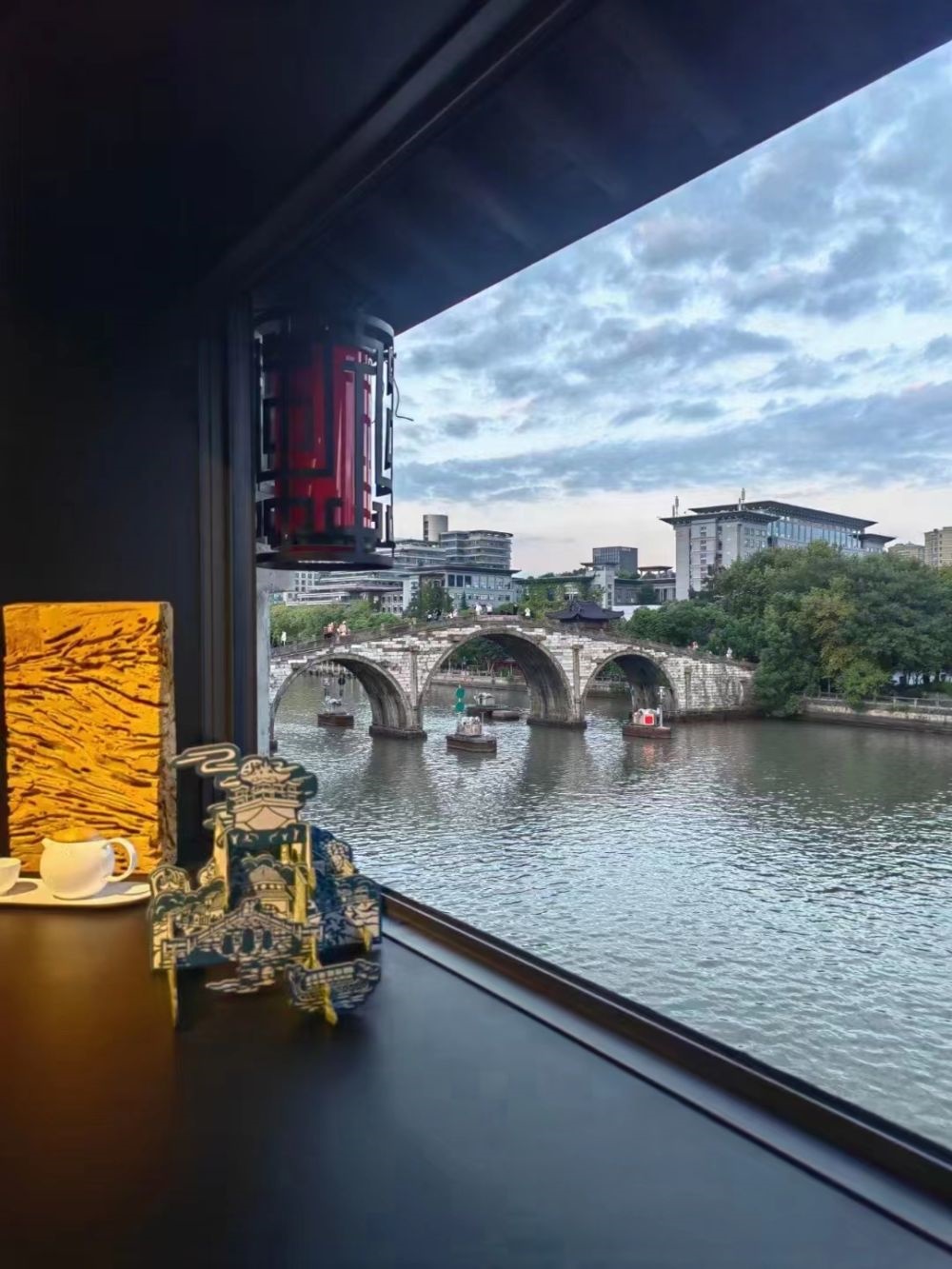 文創(chuàng)產品與拱宸橋。（受訪者供圖）