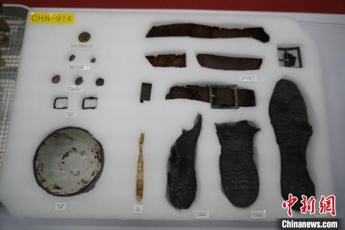 當(dāng)?shù)貢r(shí)間11月22日上午，第十批在韓中國(guó)人民志愿軍烈士遺骸裝殮儀式在韓國(guó)舉行。圖為裝殮儀式現(xiàn)場(chǎng)拍攝的部分志愿軍烈士遺物。中新社記者劉旭 攝