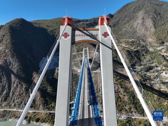 11月25日，列車通過(guò)麗香鐵路金沙江特大橋（無(wú)人機(jī)照片）。