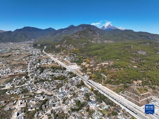 11月25日在麗江市境內(nèi)拍攝的即將開(kāi)通的麗香鐵路（無(wú)人機(jī)照片）。