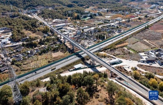 11月25日在麗江市境內(nèi)拍攝的即將開(kāi)通的麗香鐵路（無(wú)人機(jī)照片）。