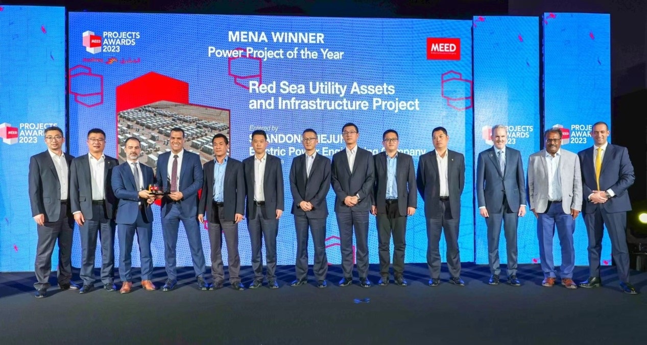 山東電建三公司代表領(lǐng)獎現(xiàn)場。山東電建三公司供圖