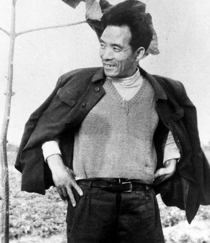 這是焦裕祿當(dāng)年滿懷豪情地在泡桐樹前留影。新華社發(fā)（1990年5月10日發(fā)）