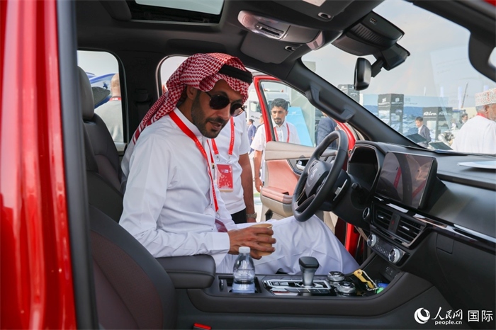 嘉賓參觀體驗(yàn)山東重工產(chǎn)品。人民網(wǎng)記者 任皓宇攝