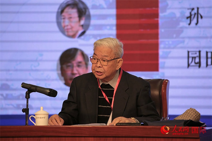 北京外國語大學北京日本學研究中心原主任嚴安生發(fā)表主旨演講。人民網記者 張麗婭攝