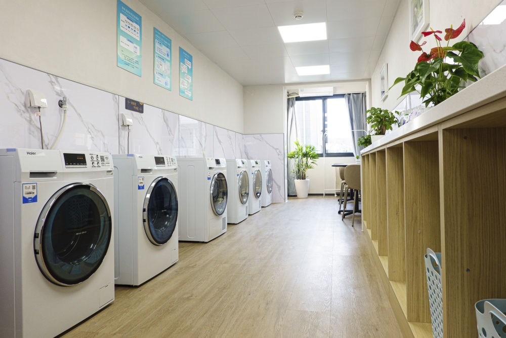 閔行區(qū)新時代城市建設者管理者之家的共享廚房和共享洗衣房。