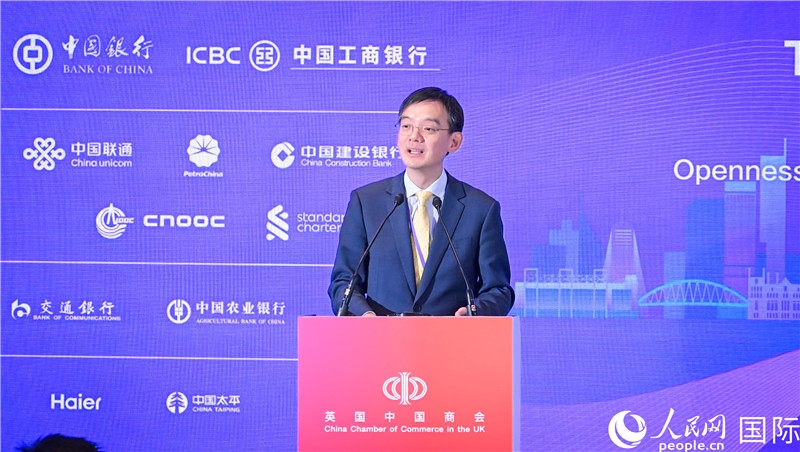 1. 英國中國商會會長、中國銀行倫敦分行行長方文建 致歡迎辭。郭錦標攝_副本