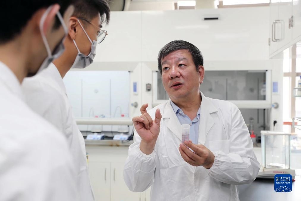 中國科學(xué)院院士、國家自然科學(xué)獎一等獎得主趙東元在復(fù)旦大學(xué)實驗室里指導(dǎo)學(xué)生（2023年9月2日攝）。新華社記者 劉穎 攝