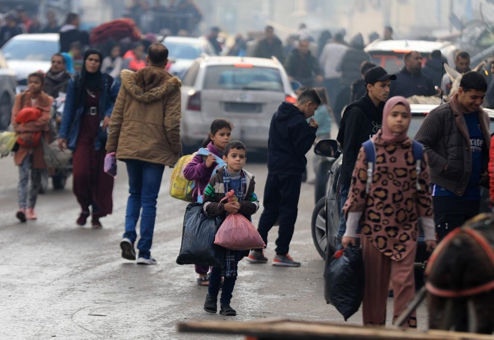 12月1日，在加沙地帶南部城市汗尤尼斯，人們在以軍恢復(fù)軍事行動后逃離家園。新華社發(fā)（亞西爾·庫迪攝）