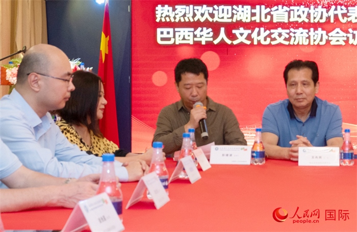 巴西文協(xié)監(jiān)事長(zhǎng)彭建波（右二）在座談會(huì)上致辭。 人民網(wǎng)記者 陳海琪攝