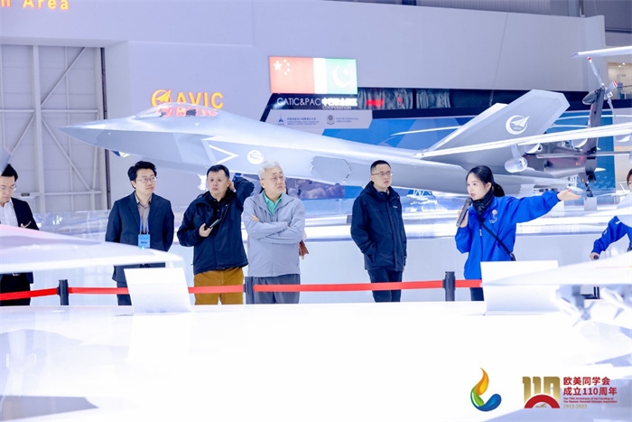 參會(huì)嘉賓和留學(xué)歸國(guó)人員參觀珠海太空中心。主辦方供圖