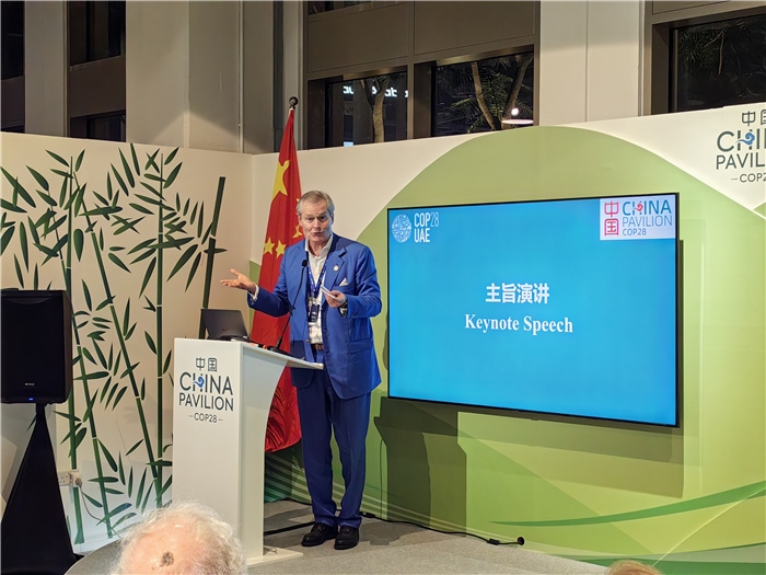 意大利都靈理工大學(xué)終身教授岡特·鮑利發(fā)言。COP28中國角供圖