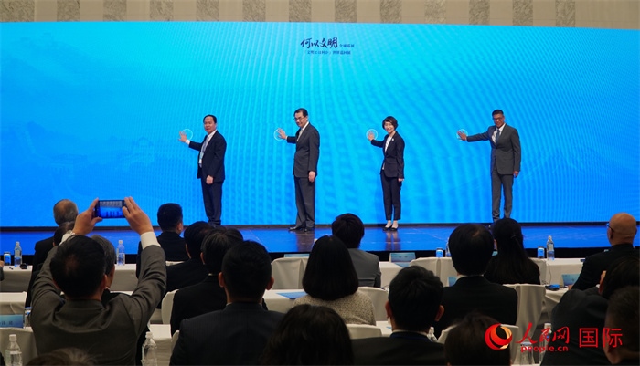 嘉賓共同啟動“何以文明”日本特展體驗暨2024年總臺春晚宣介區(qū)。人民網 蔣曉辰攝