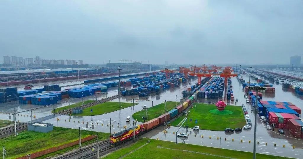 △2023年9月28日，中歐班列長(zhǎng)安號(hào)第20000列從陜西西安國(guó)際港站開(kāi)出。