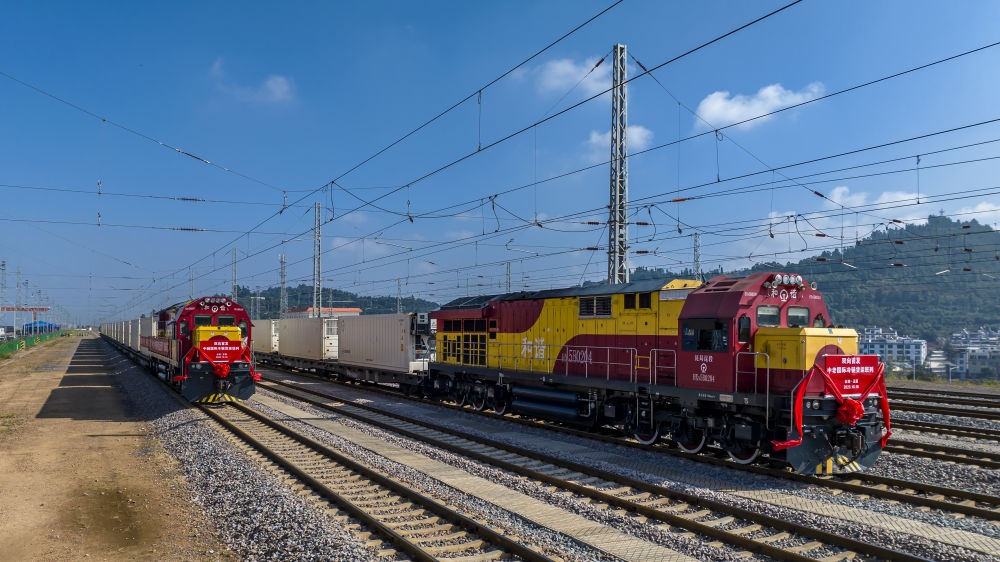 2023年10月16日，中越、中老鐵路國際冷鏈貨運(yùn)班列從云南省玉溪市研和站發(fā)車啟程（無人機(jī)照片）。新華社發(fā)（陳暢 攝）