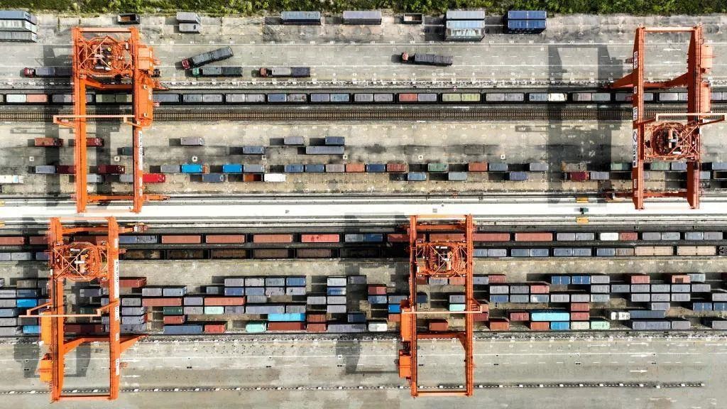 △2023年11月12日，火車(chē)在廣西欽州港碼頭裝運(yùn)集裝箱。