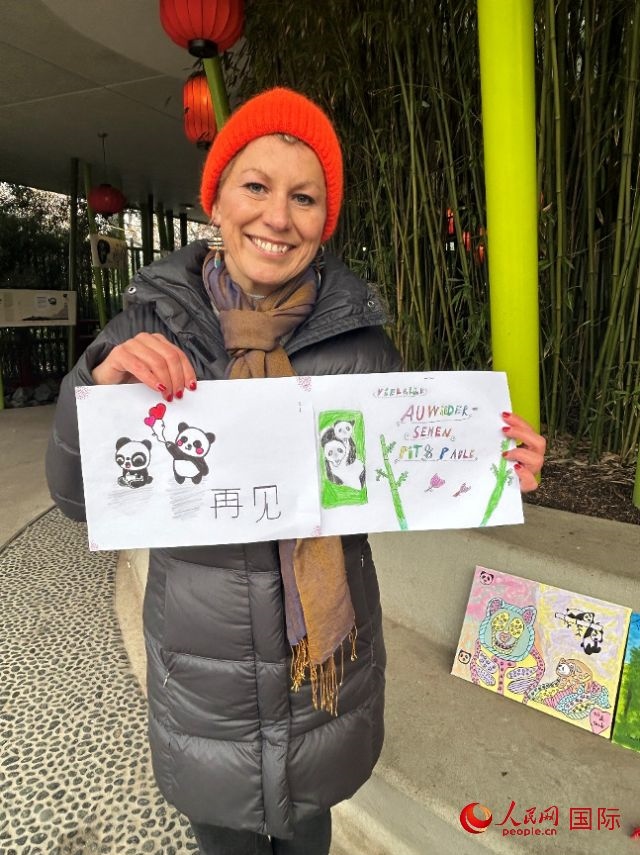 桑德拉和德國小朋友們的作品。右圖寫著“祝福好運(yùn)，再見 Pit和Paule（“夢想”“夢圓”的德語名字）”。人民網(wǎng)記者 徐馨攝