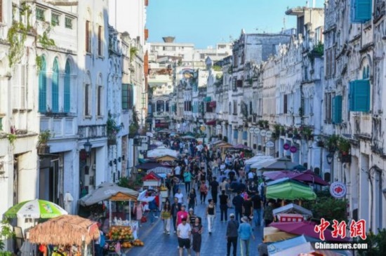 圖為?？隍T樓老街游客如織。 <a target='_blank' href='/' ><p align=