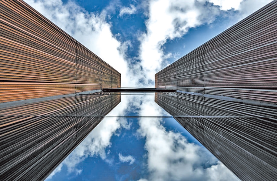  開(kāi)放共享 今年9月，改造升級(jí)后的上海凝聚力工程博物館開(kāi)門(mén)迎客。博物館大廳公共區(qū)域在功能提升、資源整合后，釋放更多公共服務(wù)空間，帶給市民更多新體驗(yàn)。 上海某餐廳法國(guó)籍廚師 邁克爾·溫德林?jǐn)z