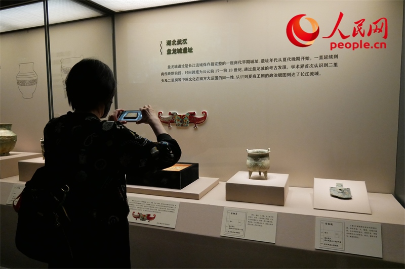 今年9月，觀眾正在參觀“鑒往知遠(yuǎn)——新時(shí)代考古成果展”。人民網(wǎng)記者 韋衍行攝