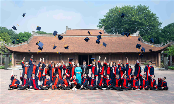12月9日，越南首都河內(nèi)一所高中的學(xué)生在文廟內(nèi)合影留念。