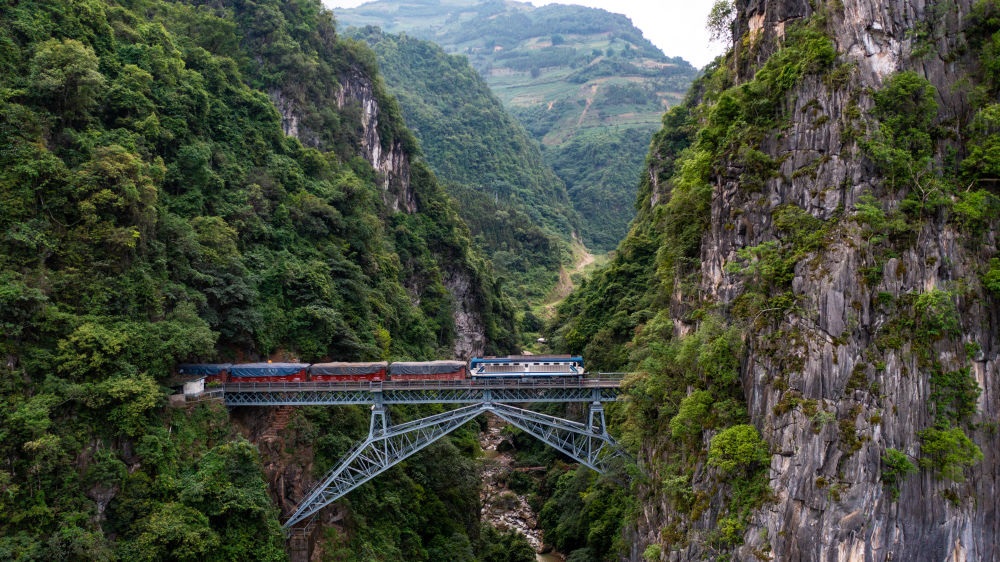2023年6月20日，一列火車(chē)駛過(guò)人字橋。