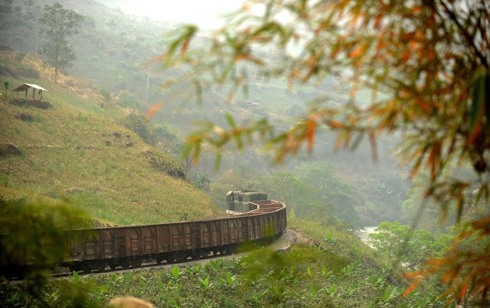 這是行駛在滇越鐵路云南省屏邊縣境內(nèi)的貨運(yùn)列車(chē)（2012年3月9日攝）。