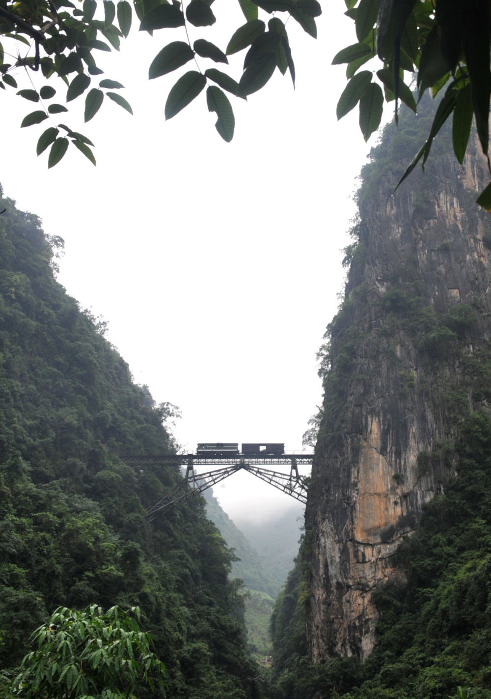 2009年6月1日，一列小火車(chē)從人字橋上通過(guò)。