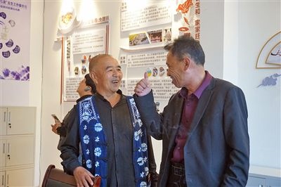  在大理州古生村訴訟服務(wù)站內(nèi)，全國(guó)人大代表樊九平為“阿鵬調(diào)解員”點(diǎn)贊。