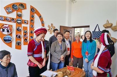  在大理法院喜洲法庭，代表們與“金花調(diào)解員”共同探討民族特色調(diào)解工作方法。