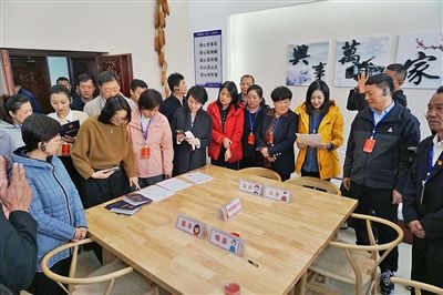  在劍川法院家事調(diào)解室內(nèi)，該院制作的《離婚證明書》引起了代表們的關(guān)注。