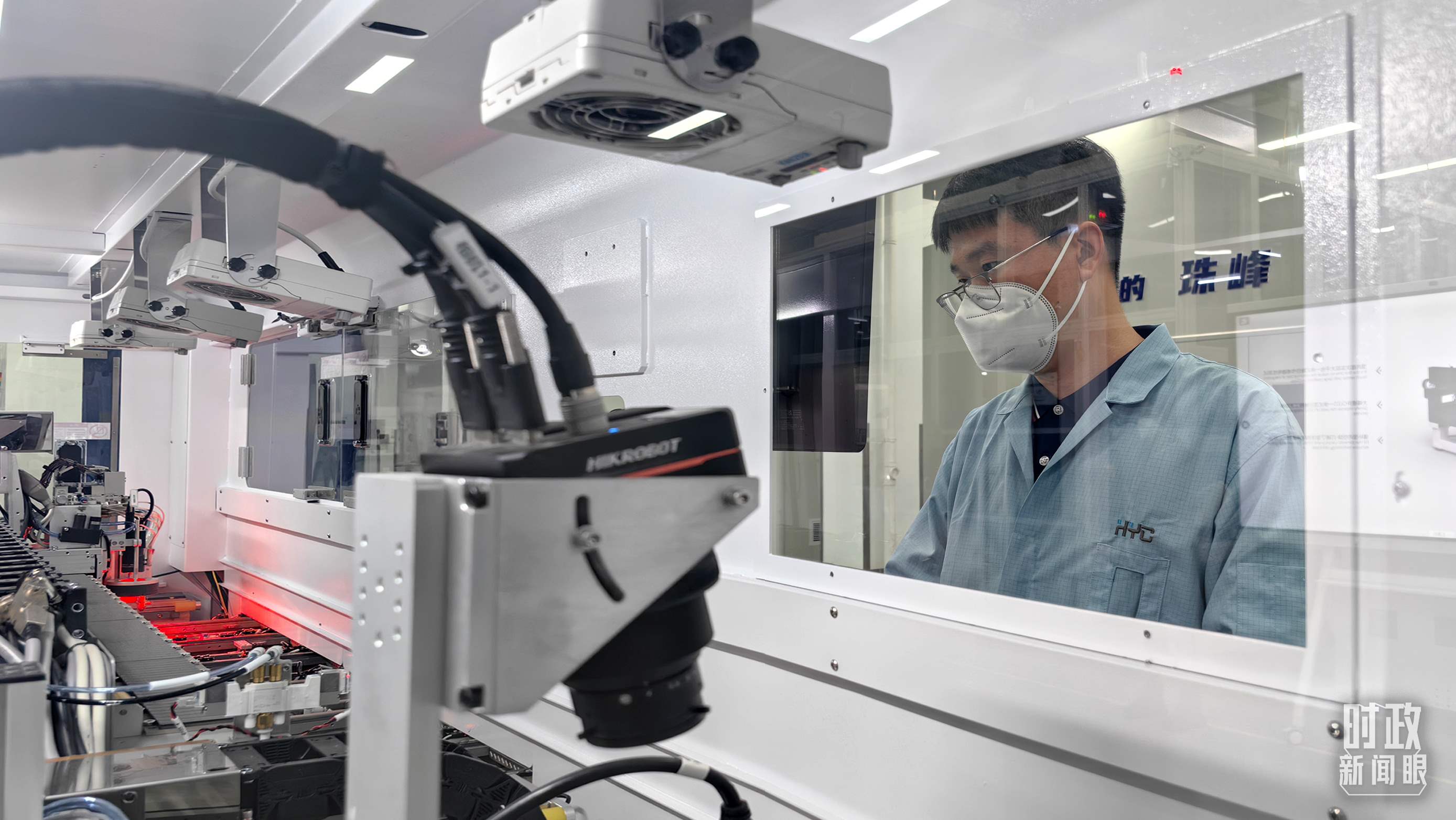 △蘇州華興源創(chuàng)科技股份有限公司員工正在研發(fā)車間內(nèi)進(jìn)行芯片測(cè)試。（總臺(tái)央廣記者潘毅拍攝）