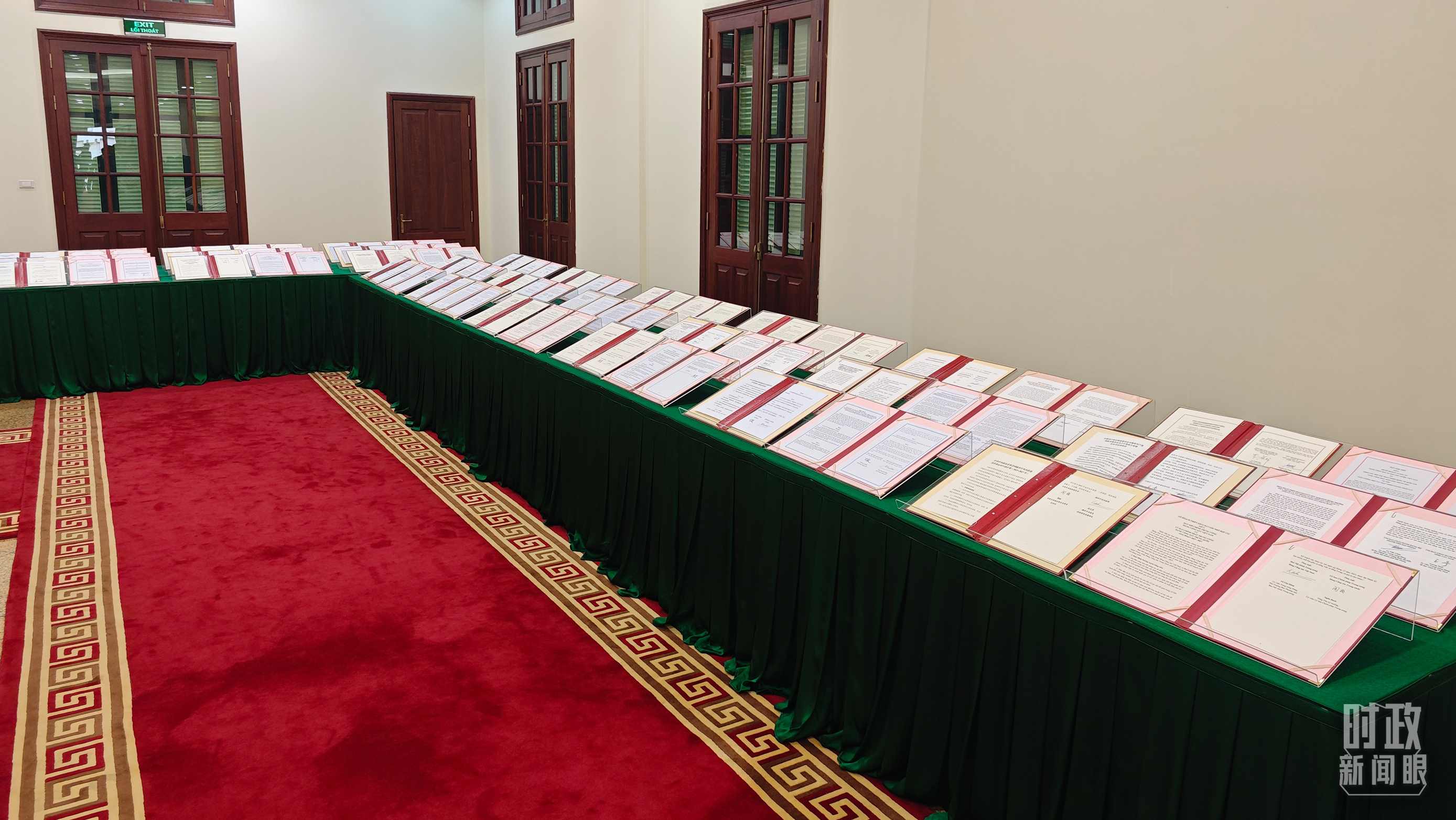 △會談后，兩黨總書記共同見證雙方簽署的雙邊合作文件展示，涵蓋共建“一帶一路”等30多個(gè)領(lǐng)域。（總臺央視記者耿小龍拍攝）