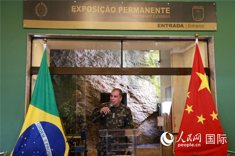 科帕卡瓦納要塞司令亞歷山大·羅伯托在攝影展開幕式上致辭。 人民網(wǎng)記者 陳海琪攝