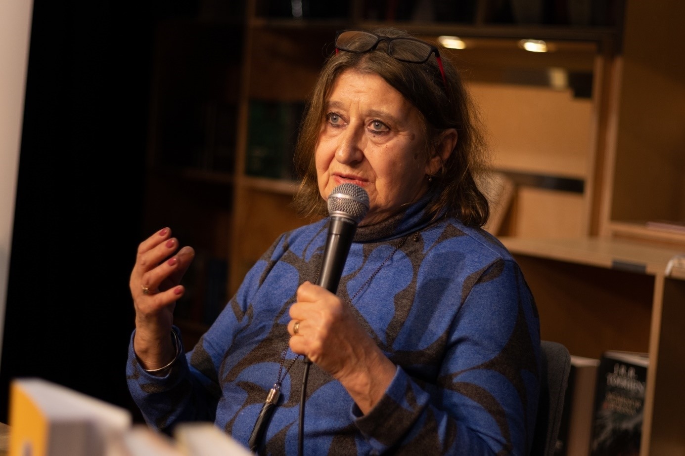 埃娃介紹作品。摩爾多瓦尼·巴爾納巴斯攝